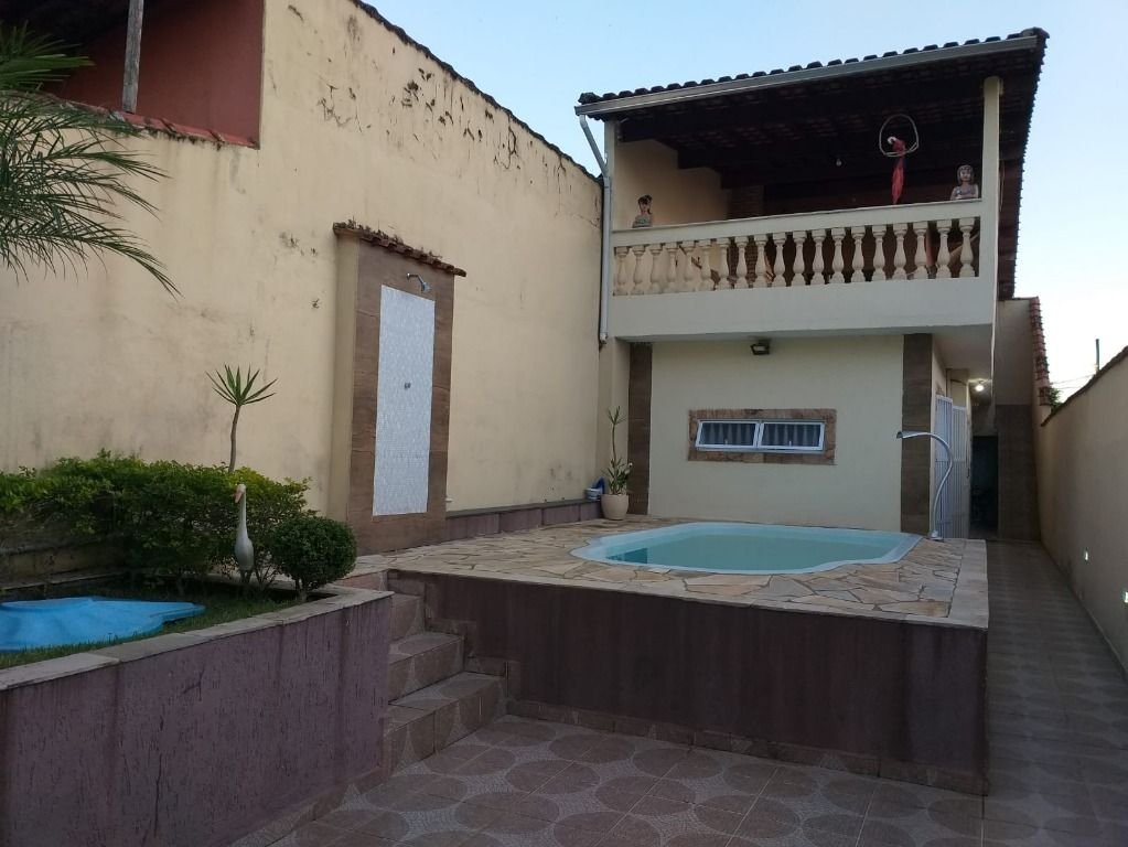 Casa com 2 dormitórios próximo à praia no bairro Loty