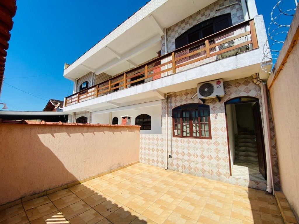 Casa com 4 dormitórios próximo à praia no bairro Balneário Santa Eugênia