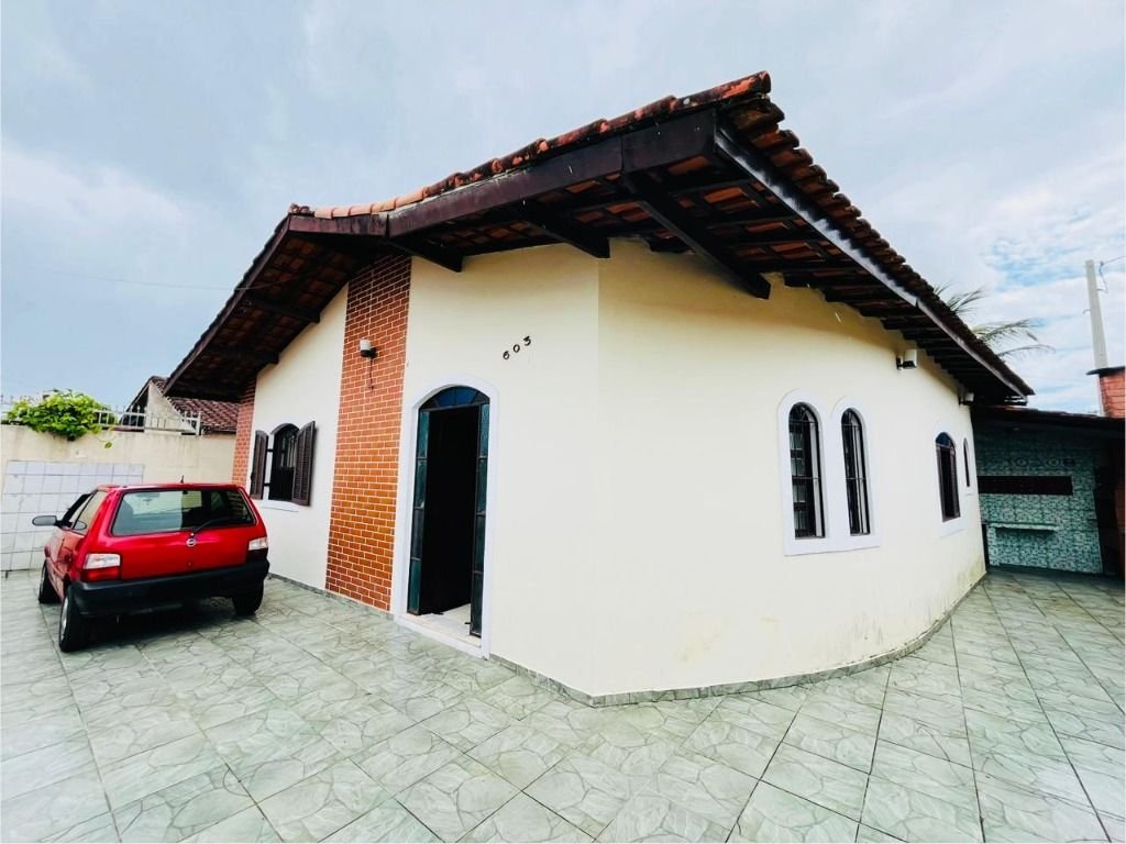 CASA ISOLADA EM LOCALIZAÇÃO PRIVILEGIADA Á VENDA NA PRAIA DE MONGAGUÁ