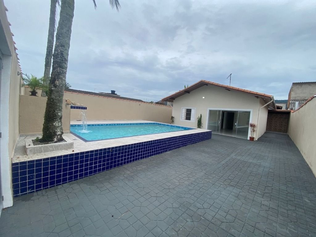 CASA COM PISCINA EM LOTE INTEIRO Á VENDA NA PRAIA DE ITANHAÉM