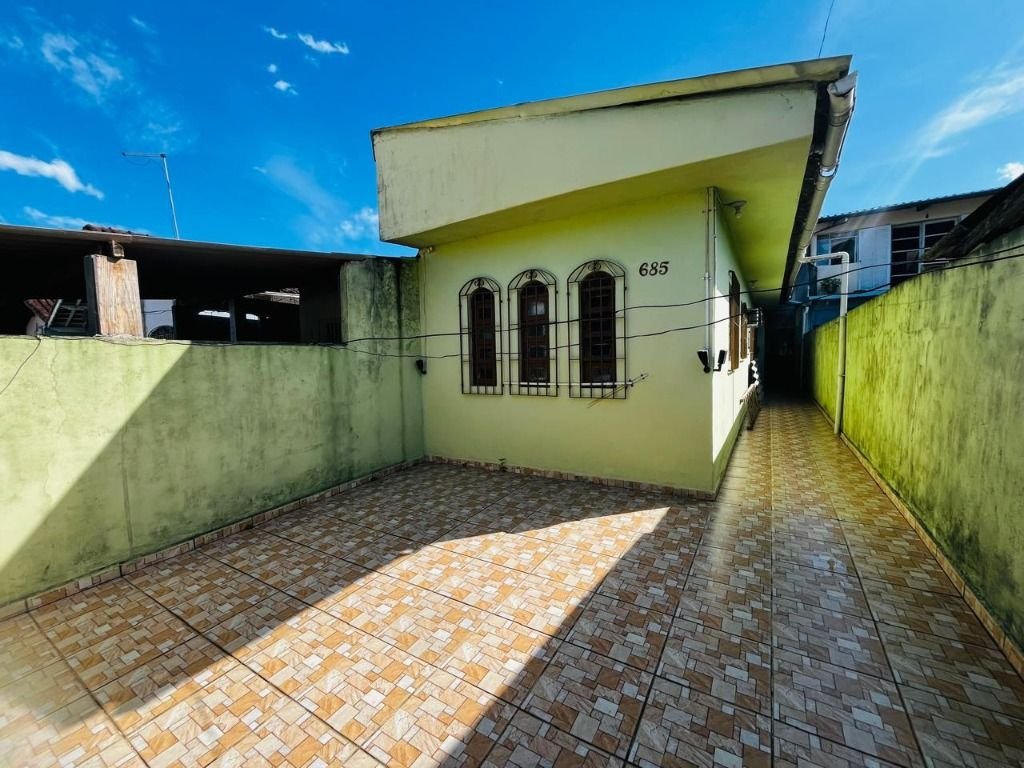 CASA COM QUATRO DORMITÓRIOS Á VENDA NA PRAIA DE MONGAGUÁ