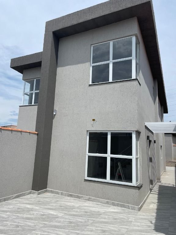Sobrado com 3 dormitórios próximo à praia no bairro Balneário Gaivota