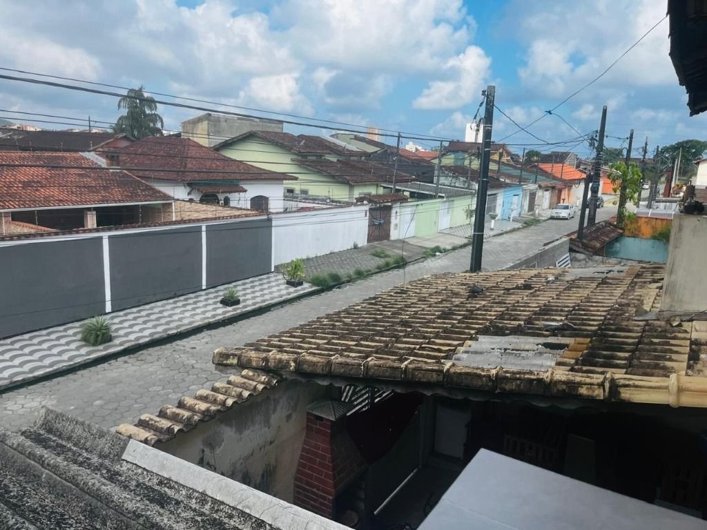SOBRADO COM TRÊS DORMITORIOS Á VENDA NA PRAIA DE MONGAGUA