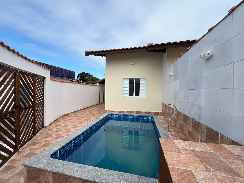 Casa nova com piscina na praia de Mongaguá