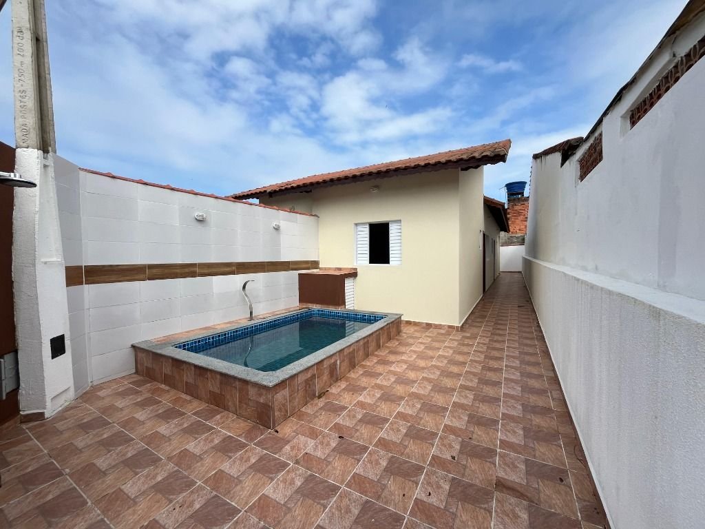 CASA NOVA COM PISCINA Á VENDA EM MONGAGUÁ