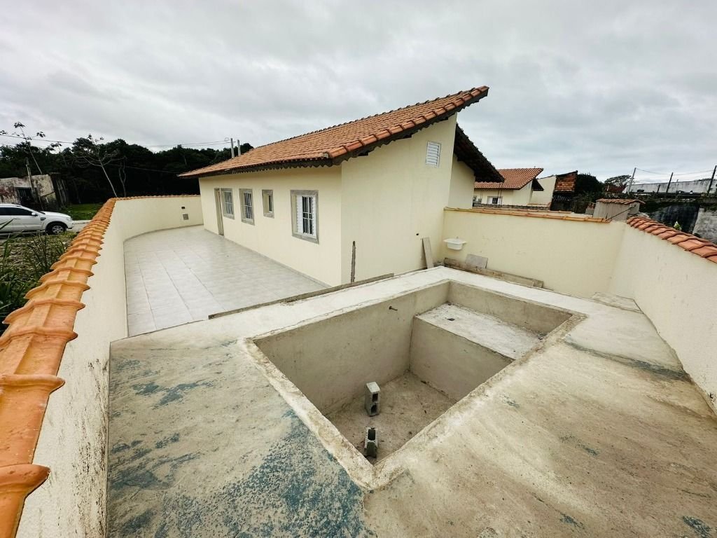 CASA NOVA LADO PRAIA COM PISCINA EM RUA PAVIMENTADA NA PRAIA DE ITANHÁEM
