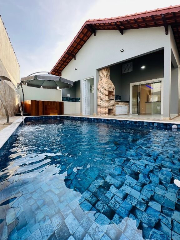 CASA NOVA DE ALTO PADRÃO À VENDA NA PRAIA DE MONGAGUÁ
