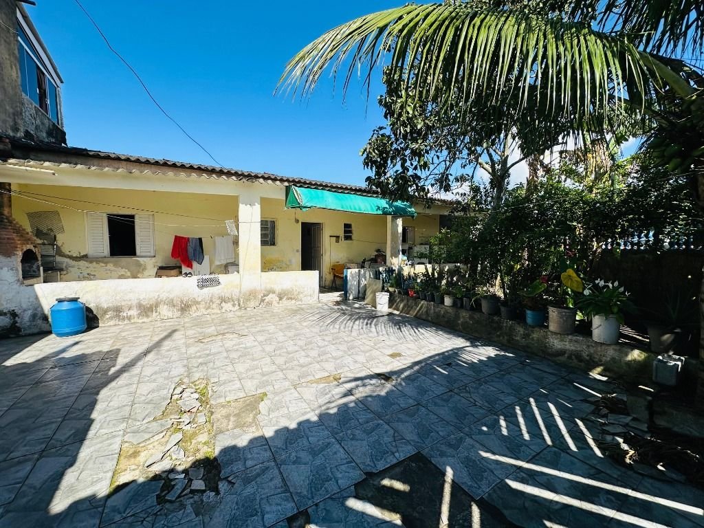 CASA COM AMPLO ESPAÇO DE QUINTAL EM LOCALIZAÇÃO PRIVILEGIADA POR APENAS R$199.000