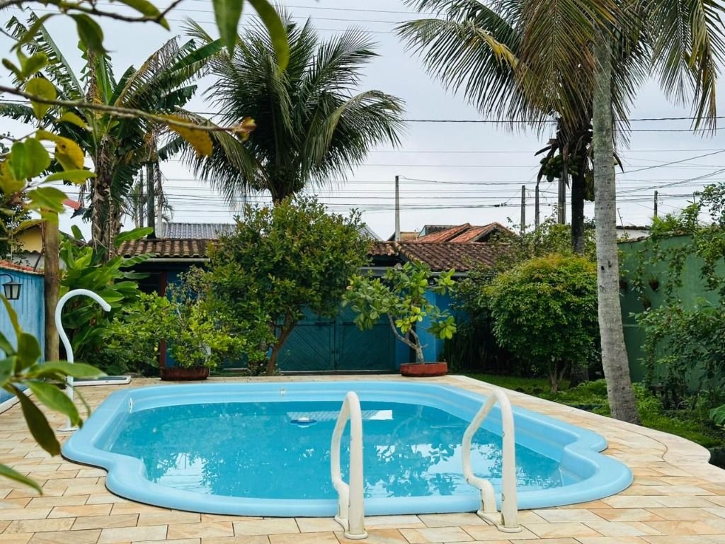 CASA À VENDA EM LOTE INTEIRO COM PISCINA E AMPLA ÁREA VERDE
