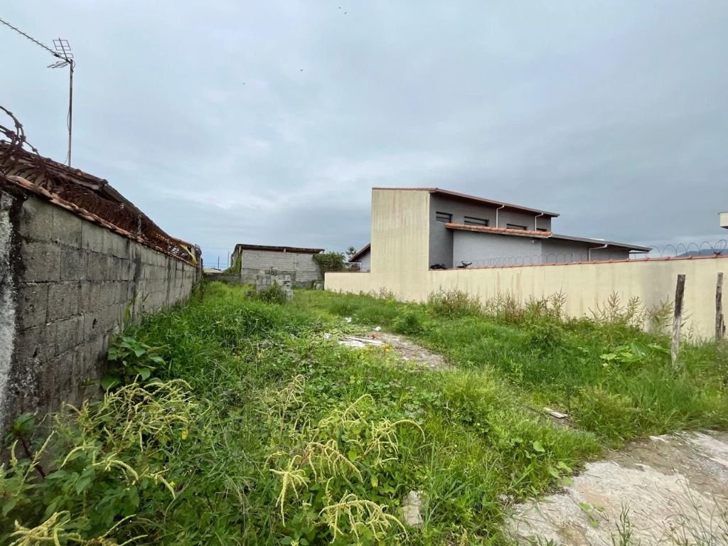 OPORTUNIDADE PARA CONSTRUÇÃO DE DUAS CASAS GEMINADAS NA PRAIA DE MONGAGUÁ, LOTE INTEIRO DISPONIVEL PARA VENDA.