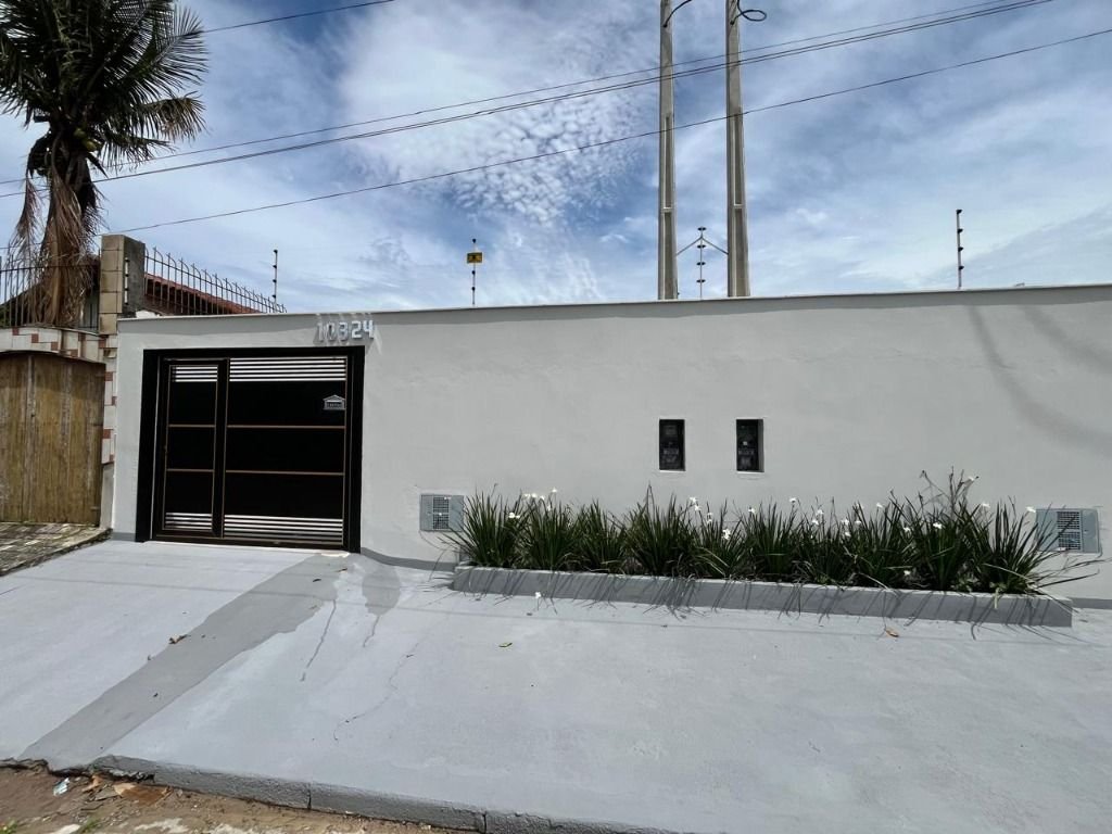 CASA NOVA LADO PRAIA COM PISCINA EM RUA PAVIMENTADA Á VENDA