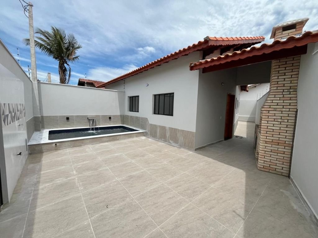 CASA NOVA COM PISCINA LADO PRAIA EM RUA PAVIMENTADA