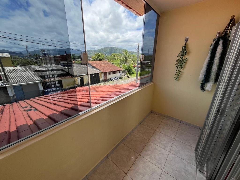 CASA COM 04 QUARTOS EM LOCALIZAÇÃO PRIVILEGIADA Á VENDA NA PRAIA DE MONGAGUÁ