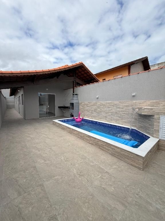 CASA NOVA COM PISCINA Á VENDA NA PRAIA DE MONGAGUÁ