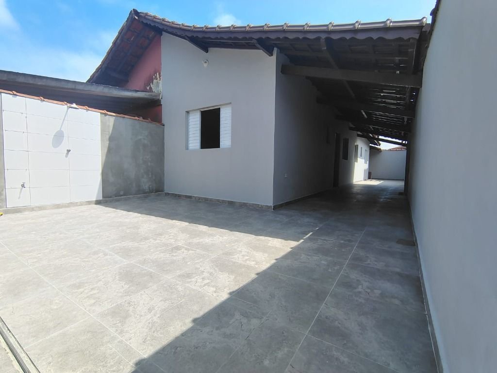 CASA REVITALIZADA Á VENDA NA PRAIA DE MONGAGUÁ EM LOCALIZAÇÃO PRIVILEGIADA
