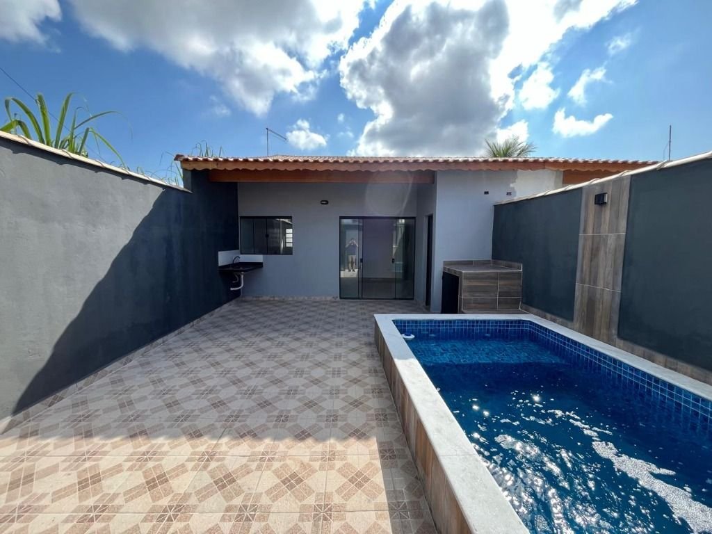 CASA NOVA COM PISCINA E 02 QUARTOS Á VENDA NA PRAIA DE MONGAGUÁ!