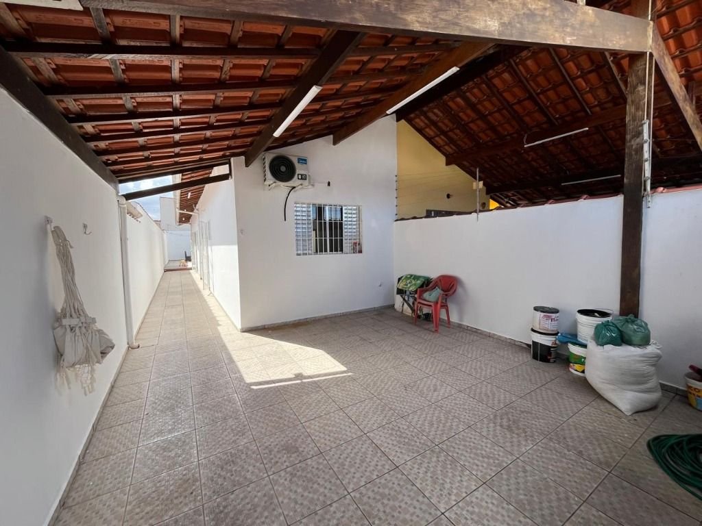 Casa á venda na praia de Mongaguá em localização privilegiada.