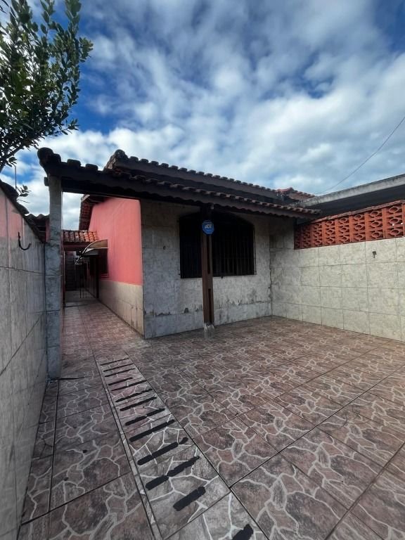 Casa com 2 dormitórios próximo à praia no bairro Itaóca
