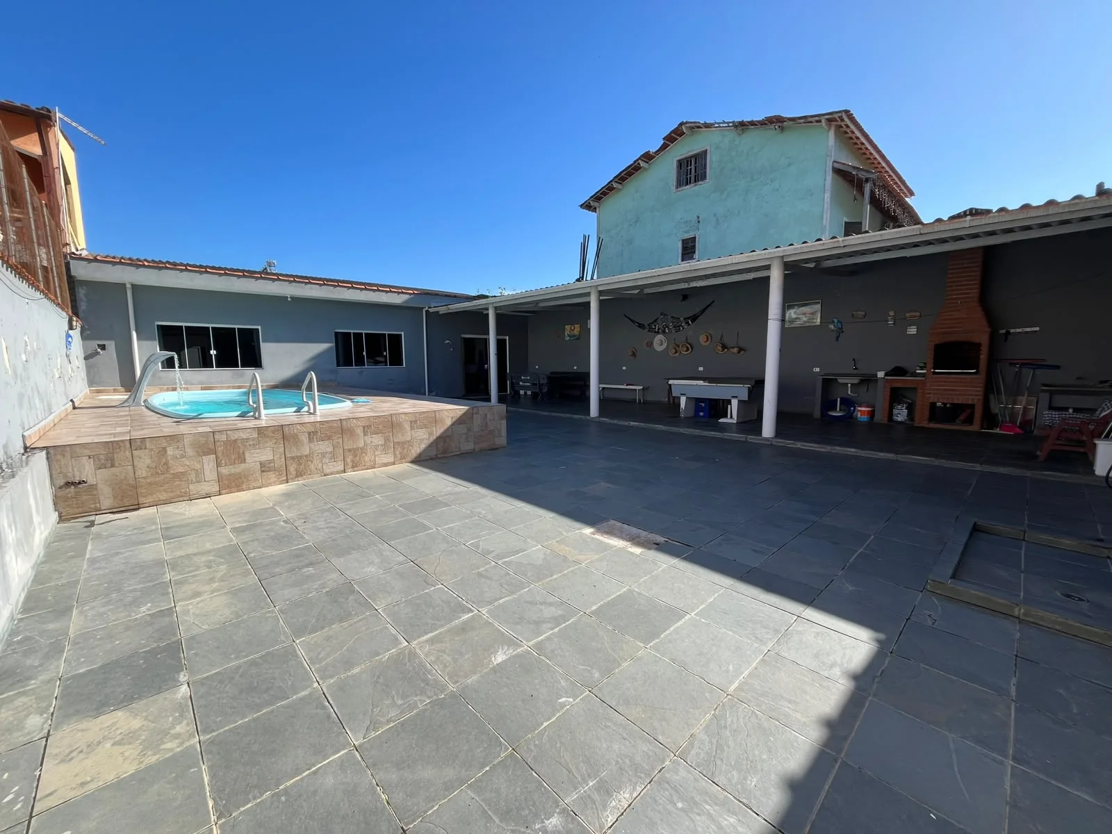 Casa com piscina e area de lazer semi mobiliado próximo à praia